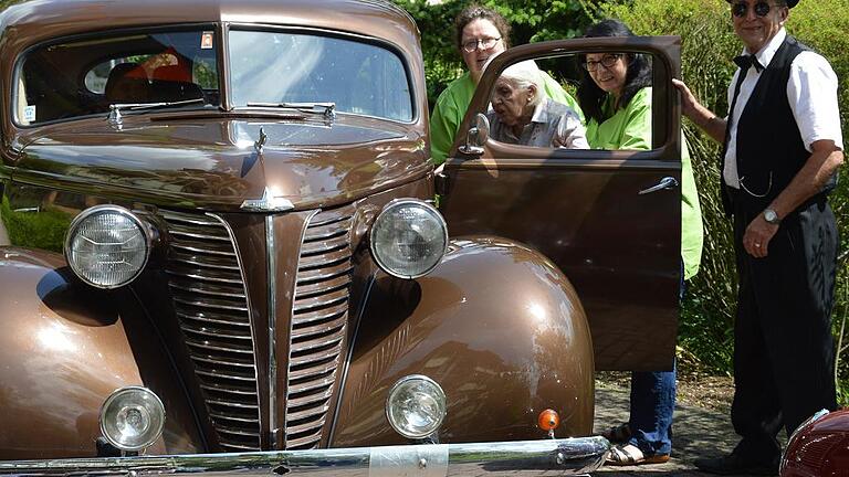 Hochstimmung im Oldtimer - (new) Ungefähr genauso alt wie sie selbst war der älteste Oldtimer, in den die Bewohner des BRK Alten- und Pflegeheims zu einer Ausflugsfahrt einsteigen durften. Udo Maly aus Wülfershausen fuhr mit seinem 79 Jahre alten Hudson 112 vor. Stilecht gekleidet, hielt er den Damen und Herren die Tür auf. Wie schon vor zwei Jahren, hatte Heimleiterin Elke Müller einen richtigen Oldtimer-Corso organisiert, der echte Feststimmung auslöste. Bei strahlendem Sonnenschein fieberten alle darauf, in die Umgebung von Bad Neustadt kutschiert zu werden, denn so ein Erlebnis bekommt man nicht alle Tage geboten. Die „BRK-Bad-Neustadt-Classic-Rallye“ wurde angeführt von Elke Müller mit ihrem Fiat 500, Jürgen Kürschner (Steinach) bot Plätze in einem schnittigen Mercedes 350 SL Cabrio, Peter Endreß (Steinach) in einem Opel Kapitän, Linus Wetteskind (Bad Neustadt) in einem NSU Prinz und Hugo Friedrich (Bad Neustadt) in einer „Ente“. Lachend und winkend gingen die älteren Herrschaften auf eine vergnügte Reise, nach rund 20 Minuten wechselten die „Passagiere“. Als weitere sommerliche Attraktion werden im BRK-Heim Rikscha-Fahrten angeboten. Weil die Nachfrage so groß ist, sucht Elke Müller noch vier oder fünf Männer, die bereit wären, sich auf E-Bikes als Rikscha-Fahrer einweisen zu lassen und Ausflüge mit den Bewohnern zu unternehmen. Hochstimmung im Oldtimer - (new) Ungefähr genauso alt wie sie selbst war der älteste Oldtimer, in den die Bewohner des BRK Alten- und Pflegeheims zu einer Ausflugsfahrt einsteigen durften. Udo Maly aus Wülfershausen fuhr mit seinem 79 Jahre alten Hudson 112 vor. Stilecht gekleidet, hielt er den Damen und Herren die Tür auf. Wie schon vor zwei Jahren, hatte Heimleiterin Elke Müller einen richtigen Oldtimer-Corso organisiert, der echte Feststimmung auslöste. Bei strahlendem Sonnenschein fieberten alle darauf, in die Umgebung von Bad Neustadt kutschiert zu werden, denn so ein Erlebnis bekommt man nicht alle Tage geboten. Die „BRK-Bad-Neustadt-Classic-Rallye“ wurde angeführt von Elke Müller mit ihrem Fiat 500, Jürgen Kürschner (Steinach) bot Plätze in einem schnittigen Mercedes 350 SL Cabrio, Peter Endreß (Steinach) in einem Opel Kapitän, Linus Wetteskind (Bad Neustadt) in einem NSU Prinz und Hugo Friedrich (Bad Neustadt) in einer „Ente“. Lachend und winkend gingen die älteren Herrschaften auf eine vergnügte Reise, nach rund 20 Minuten wechselten die „Passagiere“. Als weitere sommerliche Attraktion werden im BRK-Heim Rikscha-Fahrten angeboten. Weil die Nachfrage so groß ist, sucht Elke Müller noch vier oder fünf Männer, die bereit wären, sich auf E-Bikes als Rikscha-Fahrer einweisen zu lassen und Ausflüge mit den Bewohnern zu unternehmen.