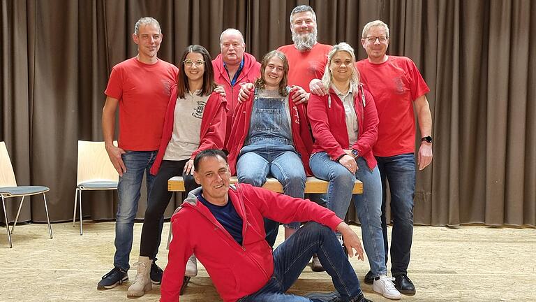 Sie freuen sich auf die Theateraufführung des Dreiakters 'Oi Elend künnt selten äloi!!' im Januar. Die diesjährigen Schauspieler der Theatergruppe Rhöngeist in Oberelsbach: Markus Henneberger, Luisa Holzheimer, Regisseur Bruno Lenhardt, Jule Weiß, Ingo Sitzmann, Eva Reder-Hitzke und Daniel Scheuring (von links). Vorne sitzt Jürgen Söder.