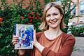 Autorin Claudia Scharf mit ihrem Kinderbuch-Debüt „Das Geheimnis von Nox“.       -  Autorin Claudia Scharf mit ihrem Kinderbuch-Debüt „Das Geheimnis von Nox“.