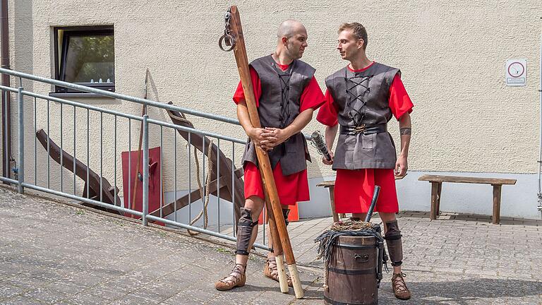 Steffen Sauer (links) und Lukas Manger als römische Soldaten. Sie bereiten sich auf die Geißelung von Jesus vor.