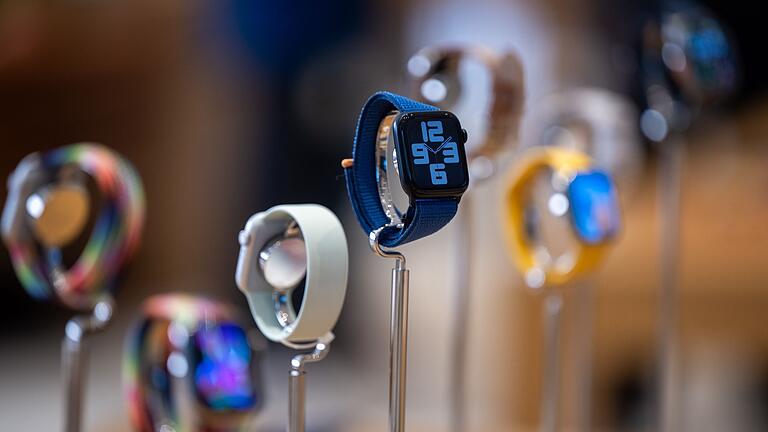 Smartwatch       -  Wearables wie die Apple Watch sind vor allem bei jungen Leuten populär.