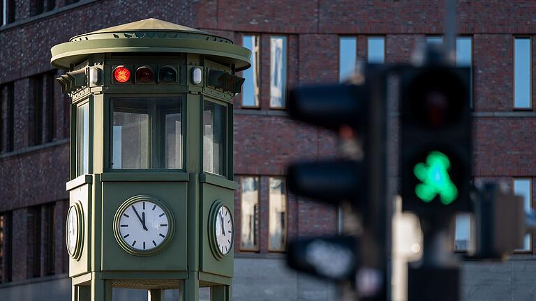 100 Jahre Ampel in Deutschland       -  Ein Polizist regelte früher aus dem inneren Verkehrsturm den Verkehr. (Archivbild)