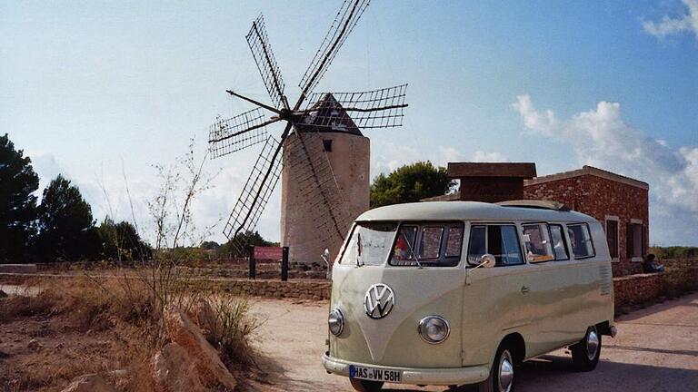 Der VW Bulli aus Aidhausen hat schon fast ganz Europa gesehen. Das Bild zeigt ihn vor einer Windmühle auf der Mittelmeerinsel Ibiza. Seit der Restaurierung hat der Bus schon 140 000 Kilometer zurückgelegt.