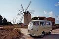 Der VW Bulli aus Aidhausen hat schon fast ganz Europa gesehen. Das Bild zeigt ihn vor einer Windmühle auf der Mittelmeerinsel Ibiza. Seit der Restaurierung hat der Bus schon 140 000 Kilometer zurückgelegt.