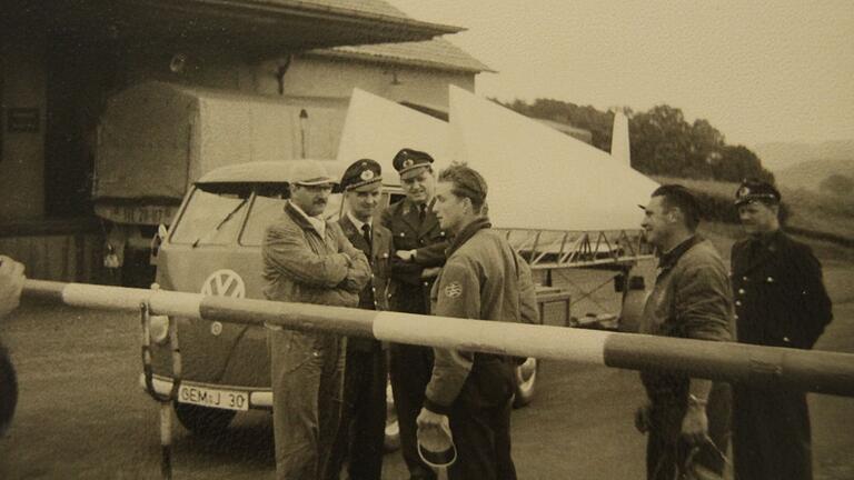 Der 23-jährige Max Stadter war vom Karlstadter Saupurzel aus 1960 mit dem Segelflugzeug in die DDR geraten. Hier eine Aufnahme von der Rückführung am Schlagbaum zur BRD.