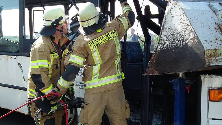 Höhepunkt war die Übung der Hofheimer Feuerwehr, bei der eine technische Hilfeleistung bei einem Unfall demonstriert wurde.