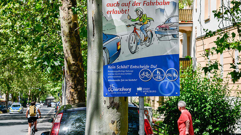 Ein Fahrradschild an der Einmündung Wittelsbacher Platz - Seinsheimstraße im Frauenland. Fahradfahrer sollen auch auf der Fahrbahn fahren dürfen trotz Fahrradweg.