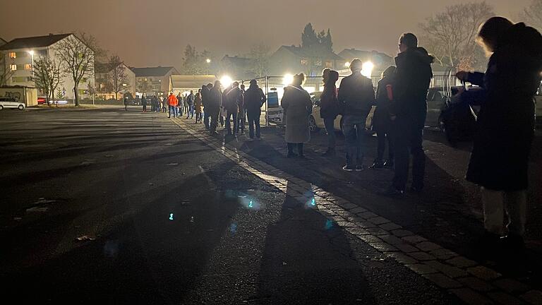 In einer langen Schlange warten Impfwillige vor dem Schweinfurter Impfzentrum. In einer langen Schlange warten Impfwillige vor dem Schweinfurter Impfzentrum.