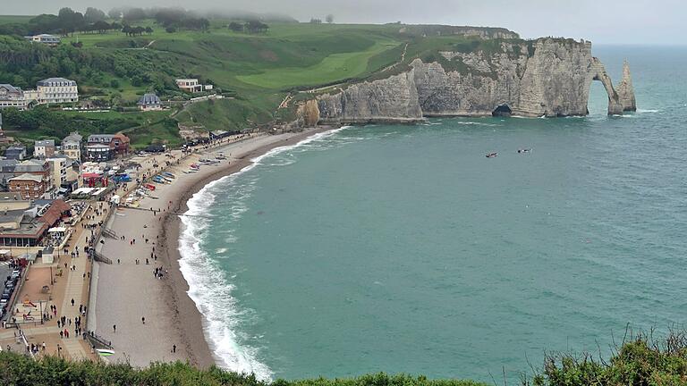 Das Seebad Étretat am Ärmelkanal im Département Seine-Maritime in der französischen Normandie mit seinen außergewöhnlichen Felsformationen war das Ziel eines Ausflugs der deutsch-französischen Partnergemeinden.