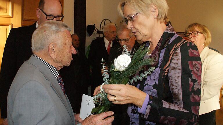 Zwei Spitzenkräfte der SPD: Die damalige Bundestagsvizepräsidentin Susanne Kastner gratuliert Heiner Schneier im Dezember 2015 zum 90. Geburtstag.&nbsp;