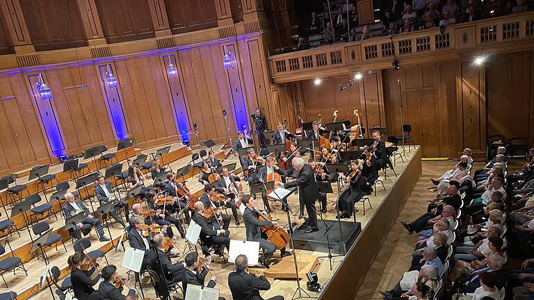 Die Bamberger Symphoniker sind heuer schon zum zweiten Mal beim Kissinger Sommer gewesen, diesmal mit Manfred Honeck am Pult und Maximilian Hornung als Solist am Cello.       -  Die Bamberger Symphoniker sind heuer schon zum zweiten Mal beim Kissinger Sommer gewesen, diesmal mit Manfred Honeck am Pult und Maximilian Hornung als Solist am Cello.