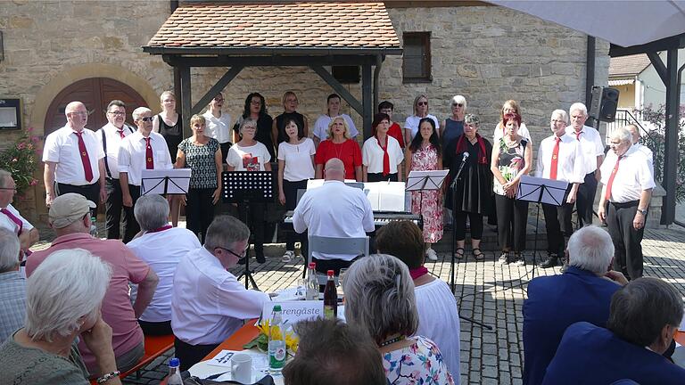 Der Gemischte Chor Legato Großlangheim bei seinem Auftritt. Der Gemischte Chor Legato Großlangheim bei seinem Auftritt.
