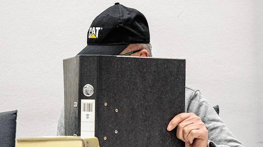 Prozess wegen Mordes an Elfjähriger in Silversternacht 2015/2016 - Der Angeklagte verdeckt am Mittwoch im Gerichtssaal im Landgericht in Bamberg mit einem Aktenordner sein Gesicht. Der 54-Jährige wird des Mordes an der elfjährigen Janina in der Silvesternacht 2015/2016 beschuldigt. Prozess wegen Mordes an Elfjähriger in Silversternacht 2015/2016 - Der Angeklagte verdeckt am Mittwoch im Gerichtssaal im Landgericht in Bamberg mit einem Aktenordner sein Gesicht. Der 54-Jährige wird des Mordes an der elfjährigen Janina in der Silvesternacht 2015/2016 beschuldigt.