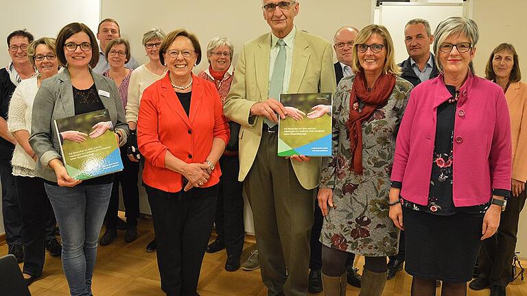 In einer Diskussionsrunde würdigte Bezirksrätin Karin Renner (vorne Zweite von links) das Gesamtkonzept für Menschen im Alter und mit Handicaps. Verantwortlich für die Erstellung war Veronika Enders (vorne links), Behindertenbeauftragter Alois Gensler (vorne Dritter von links) und ein großes Begleitgremium wirkten dabei mit. Foto Nerche-Wolf