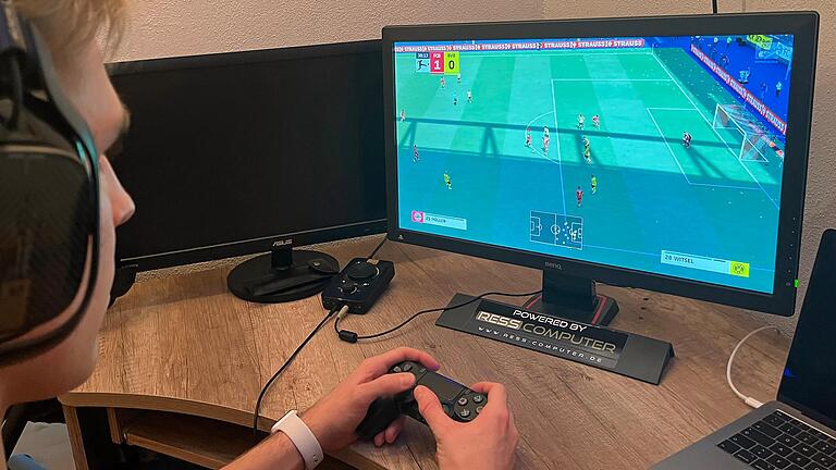 Konzentriert an der Konsole: Jan Hofmann, Torwart der SG Reiterswiesen/Arnshausen II/Bad Kissingen II und Teil des Arnshäuser E-Football-Teams, das in einer Liga des BFV spielt. Das Kicken auf dem Rasen möchte er trotz des noch recht neuen Angebots nicht missen. Konzentriert an der Konsole: Jan Hofmann, Torwart der SG Reiterswiesen/Arnshausen II/Bad Kissingen II und Teil des Arnshäuser E-Football-Teams, das in einer Liga des BFV spielt. Das Kicken auf dem Rasen möchte er trotz des noch recht neuen Angebots nicht missen.