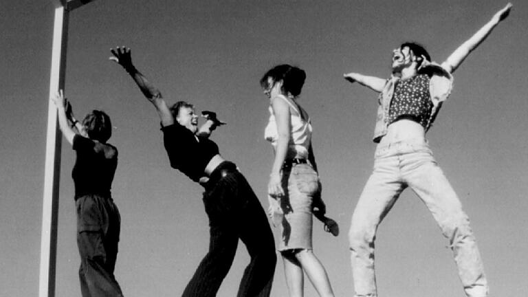'Don't forget to catch me' singen Marie (Jutta Hoffmann), Emma (Katja Riemann), Angel (Nicolette Krebitz) und Luna (Jasmin Tabatabai) auf einem Hausdach am Hamburger Hafen: Vier Frauen haben im Knast eine Band gegründet und sind geflüchtet. 'Don't forget to catch me' singen Marie (Jutta Hoffmann), Emma (Katja Riemann), Angel (Nicolette Krebitz) und Luna (Jasmin Tabatabai) auf einem Hausdach am Hamburger Hafen: Vier Frauen haben im Knast eine Band gegründet und sind geflüchtet. 
