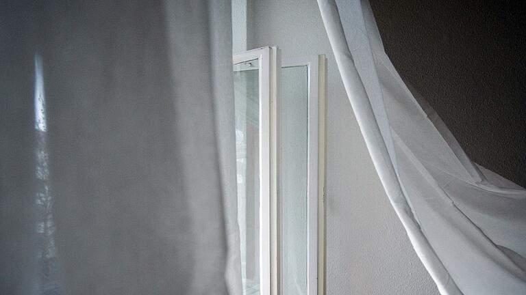Lüften in der Corona-Zeit - Fenster auf! Fachleute raten, das mehrmals am Tag zu machen. Lüften in der Corona-Zeit - Fenster auf! Fachleute raten, das mehrmals am Tag zu machen.