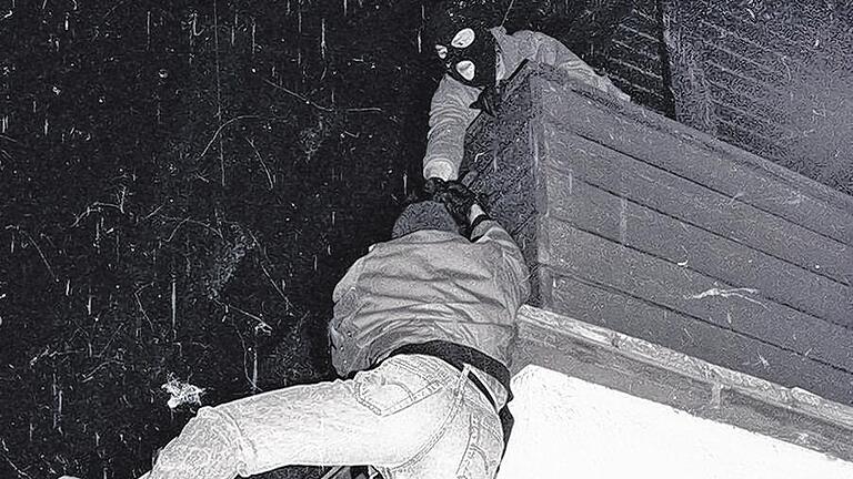 Originalschauplatz: Für die Sat.1 Sendung &bdquo;Fahndungsakte&ldquo; stellte eine Berliner Produktionsfirma 1997 den Einbruch in die Wohnung von Waltraud Ess nach.