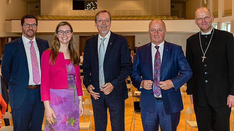 Verabschiedung von Jochen Keßler-Rosa im evangelischen Gemeindehaus: von links Carsten Bräumer (Vorsitzender Diakonisches Werk Schweinfurt), Dr. Sabine Weingärtner (Vorsitzende Diakonie Bayern), Jochen Keßler-Rosa, Klaus Eckhardt ( Vorsitzender Diakonie Verwaltungsrat) und Dekan Oliver Bruckmann. Verabschiedung von Jochen Keßler-Rosa im evangelischen Gemeindehaus: von links Carsten Bräumer (Vorsitzender Diakonisches Werk Schweinfurt), Dr. Sabine Weingärtner (Vorsitzende Diakonie Bayern), Jochen Keßler-Rosa, Klaus Eckhardt ( Vorsitzender Diakonie Verwaltungsrat) und Dekan Oliver Bruckmann.