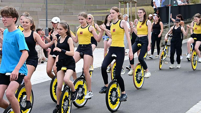 Die Einradfahrerinnen&nbsp; beim Festzug der Vereine und Institutionen.