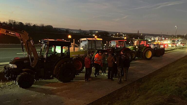 Bauernprotest an der Mainschleife: Mehrere Landwirte stellten sich am Montagabend mit ihren Traktoren an der Staatsstraße in Volkach auf.