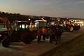 Bauernprotest an der Mainschleife: Mehrere Landwirte stellten sich am Montagabend mit ihren Traktoren an der Staatsstraße in Volkach auf.