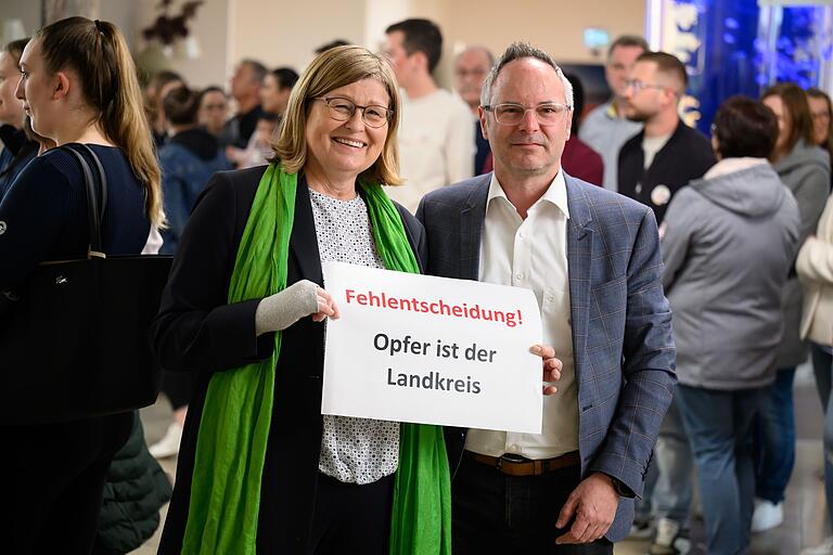 Stellvertretende Landrätin Karen Heußner (Grüne) und SPD-Fraktionschef halten die Freistellung der KU-Vorständin für eine Fehlentscheidung. Das Foto wurde ebenfalls im Mai bei der Solidaritätsaktion der KU-Angestellten aufgenommen. Stellvertretende Landrätin Karen Heußner (Grüne) und SPD-Fraktionschef halten die Freistellung der KU-Vorständin für eine Fehlentscheidung. Das Foto wurde ebenfalls im Mai bei der Solidaritätsaktion der KU-Angestellten aufgenommen. 