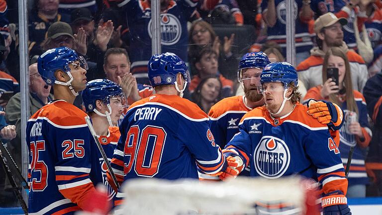Edmonton Oilers - Buffalo Sabres       -  Die Edmonton Oilers feiern ihren Sieg über Buffalo.