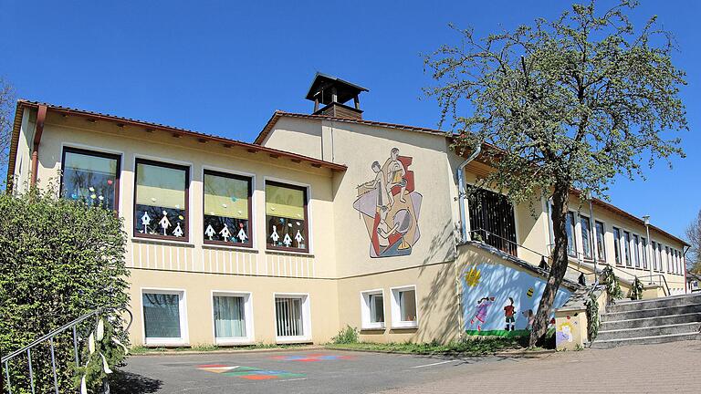 Wie viel genau die Gemeinde Oerlenbach noch aus eigener Tasche für die neue Heizungsanlage der Schule in Rottershausen zahlen muss, ist noch nicht klar. Ein Fachmann empfiehlt die Version, die beim Einbau am meisten kostet - aus gutem Grund. Foto: Archiv/Dieter Britz       -  Wie viel genau die Gemeinde Oerlenbach noch aus eigener Tasche für die neue Heizungsanlage der Schule in Rottershausen zahlen muss, ist noch nicht klar. Ein Fachmann empfiehlt die Version, die beim Einbau am meisten kostet - aus gutem Grund. Foto: Archiv/Dieter Britz