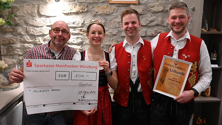 Der Kirchenpfleger der katholischen Kirche Rödelsee Henry Holl überreichte bei der Jahresversammlung des Musikvereins Rödesee eine Spende über 100 Euro an Weinprinzessin Damaris I, Vorsitzender Tobias Wandler und Wolfgang Bayer.