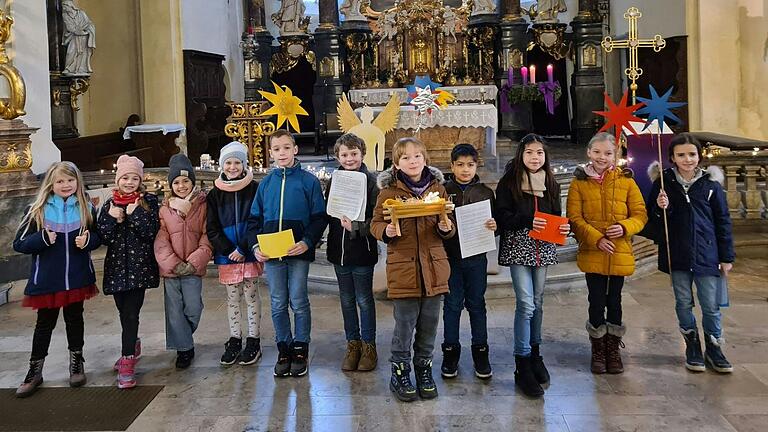 Kinder bringen sich beim Gottesdienst ein. Kinder bringen sich beim Gottesdienst ein.