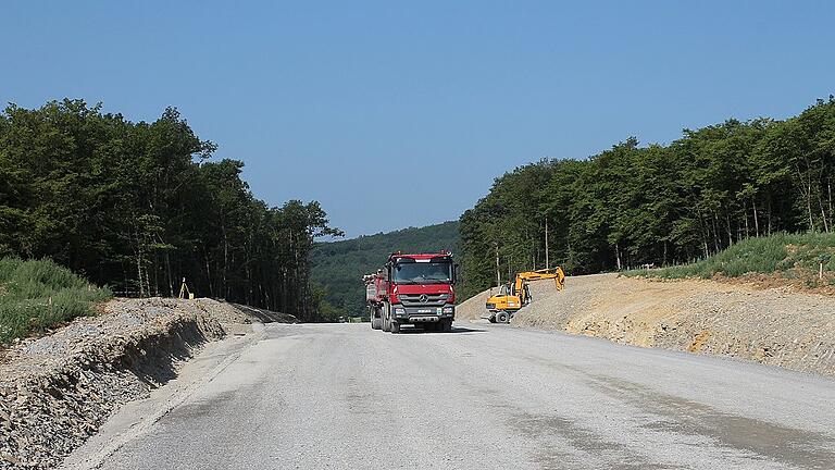 Breite Trasse mit Abbiegespur nach Ostheim: Die enge Rumpelpiste vom Hainhof in Richtung Abzweigung nach Unterwaldbehrungen gehört bald der Vergangenheit an. Breite Trasse mit Abbiegespur nach Ostheim: Die enge Rumpelpiste vom Hainhof in Richtung Abzweigung nach Unterwaldbehrungen gehört bald der Vergangenheit an.