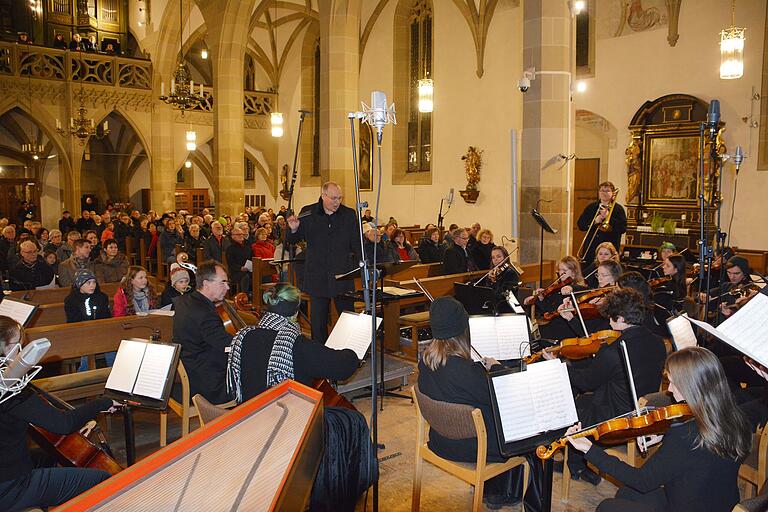 Beim Adventskonzert in der Stadtpfarrkirche Bad Königshofen waren am Ende auch die Besucher eingebunden. Gemeinsam mit Chor und Orchester sangen sie bekannte Advents- und Weihnachtslieder. Beim Adventskonzert in der Stadtpfarrkirche Bad Königshofen waren am Ende auch die Besucher eingebunden. Gemeinsam mit Chor und Orchester sangen sie bekannte Advents- und Weihnachtslieder.