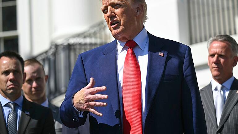 US-Präsident Trump       -  Donald Trump sagt zur Begründung für seinen Schwenk bei den US-Zöllen, die &bdquo;Leute&rdquo; seien unruhig und &bdquo;etwas ängstlich&rdquo; geworden.