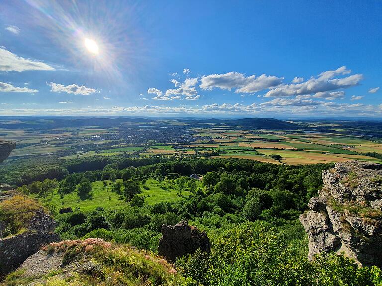 Marco 'Haino' Heinickel schießt auf seinen Wandertouren gerne sehenswerte Fotos mit seinem Handy. Hier der Ausblick vom Staffelberg. Marco 'Haino' Heinickel schießt auf seinen Wandertouren gerne sehenswerte Fotos mit seinem Handy. Hier der Ausblick vom Staffelberg.