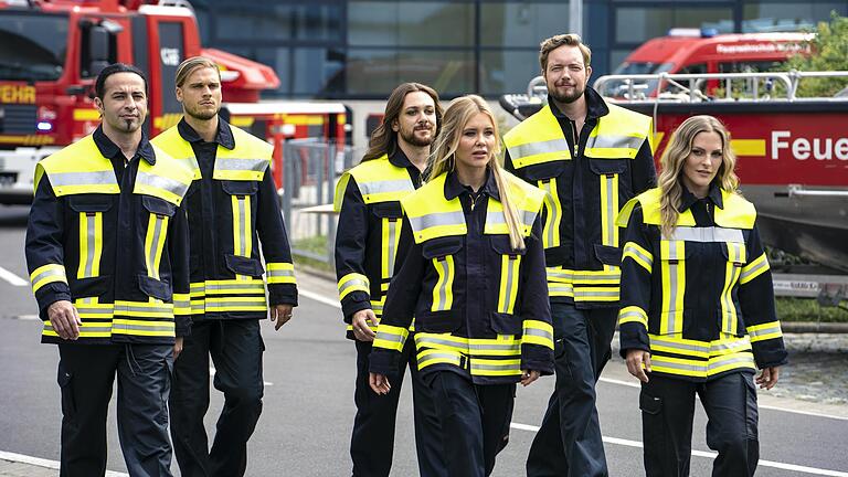 Die staatliche Feuerwehrschule in Würzburg ist im TV zu sehen. Mit dabei: Die Prominenten (von links) Bülent Ceylan, Rúrik Gíslason, Riccardo Simonetti, Laura Karasek, Bastian Bielendörfer und Sandy Mölling. Die staatliche Feuerwehrschule in Würzburg ist im TV zu sehen. Mit dabei: Die Prominenten (von links) Bülent Ceylan, Rúrik Gíslason, Riccardo Simonetti, Laura Karasek, Bastian Bielendörfer und Sandy Mölling.
