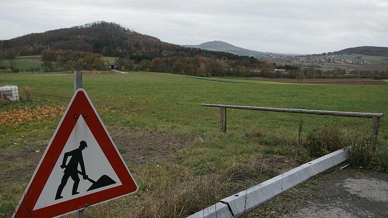 Das Baustellenschild kündet (eher zufällig) von ehrgeizigen Plänen: In der südwestlichen Erweiterung des Gewerbegebiets Schildeck möchte Patzer Erden eine neue Produktionsstätte mit 50 Arbeitsplätzen errichten (hinten die Mettermich). Foto: Steffen Standke       -  Das Baustellenschild kündet (eher zufällig) von ehrgeizigen Plänen: In der südwestlichen Erweiterung des Gewerbegebiets Schildeck möchte Patzer Erden eine neue Produktionsstätte mit 50 Arbeitsplätzen errichten (hinten die Mettermich). Foto: Steffen Standke