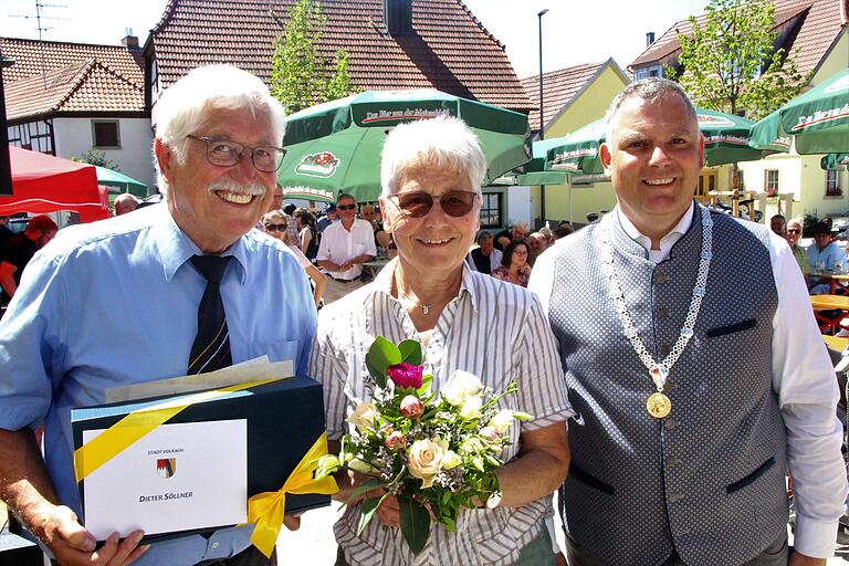 Volkachs Bürgermeister Heiko Bäuerlein (rechts) würdigte die Verdienste von '90-Prozent-Bauleiter' Ortssprecher Dieter Söllner und seiner Ehefrau Maria bei der Neugestaltung des Dorfes.