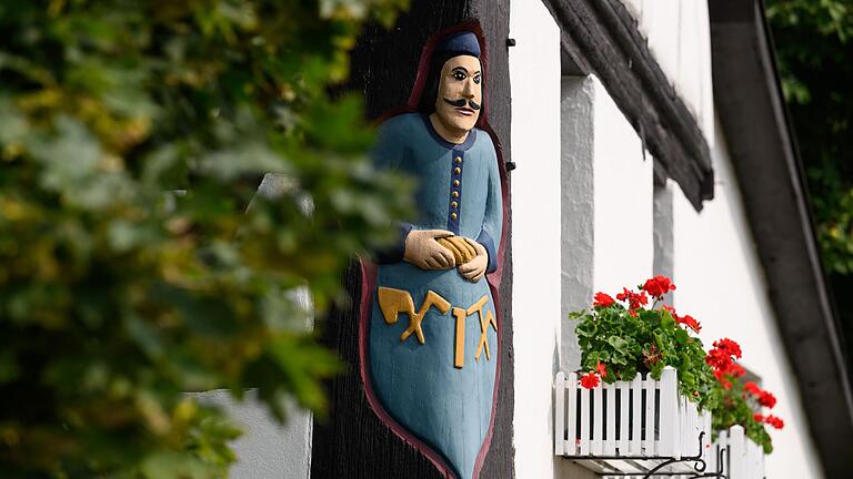 Auffällig sind die charkateristischen Holzfiguren an mehreren historischen Gebäuden in Nordheim. Auffällig sind die charkateristischen Holzfiguren an mehreren historischen Gebäuden in Nordheim.