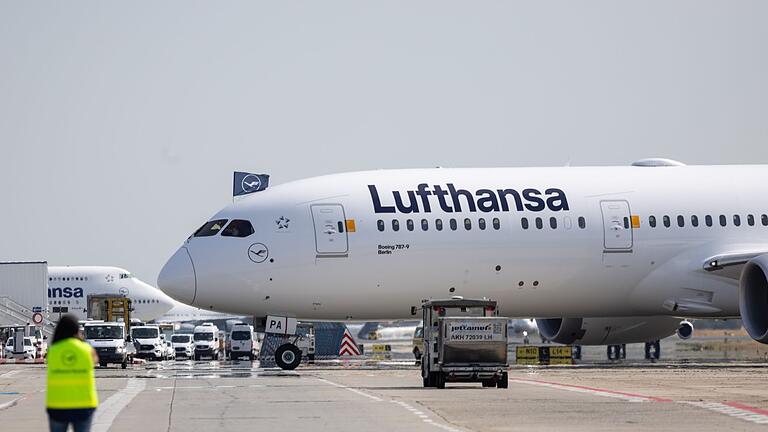 Frankfurt.jpeg       -  Die Lufthansa-Maschine des Typs Boeing 787-9 steht auf dem Rollfeld am Frankfurter Flughafen.