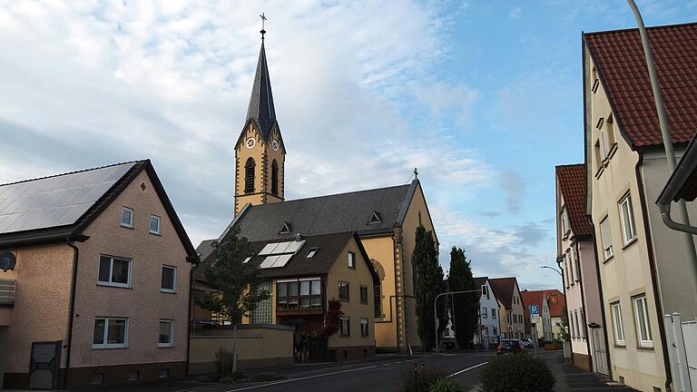 Gemeinderat will Kompromiss-Satzung: Bei der Sanierung der Altorte, wie hier in Röthlein, soll die Kirche im Dorf bleiben.