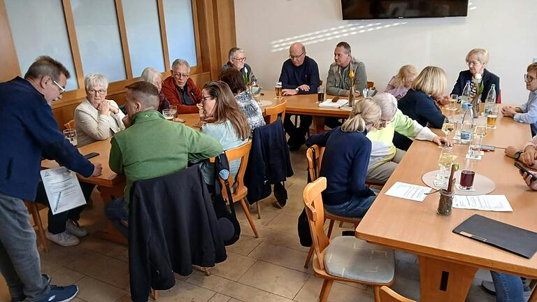 Jahresversammlung 2025 bei Familiensportgemeinschaft Mainland Schweinfurt e.V. - Mitglieder im Gespräch miteinander.
