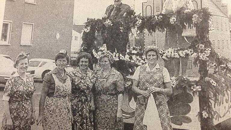 Festzug 1979: Der Frauenbund stellt den Frauenaufstand nach. Auf dem Festwagen stehen (links) Lisa Kwossek als Bürgermeister Hans Gress und Margarete Schottroff als Lehrerin Josefine Schmitt. Vor dem Wagen (von links): Margarete Wegenkittel, Elfriede Pfister, Elisabeth Köhler, Erika Karbacher und Margit Giedl. Festzug 1979: Der Frauenbund stellt den Frauenaufstand nach. Auf dem Festwagen stehen (links) Lisa Kwossek als Bürgermeister Hans Gress und Margarete Schottroff als Lehrerin Josefine Schmitt. Vor dem Wagen (von links): Margarete Wegenkittel, Elfriede Pfister, Elisabeth Köhler, Erika Karbacher und Margit Giedl.