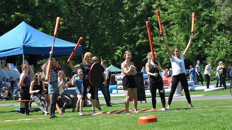 Mitmachtour beim Landesturnfest: Redaktionsvolontär Aaron Niemeyer und Redakteurin Irene Spiegel probierten im Trendsportpark an den Wehranlagen die neuesten Sporttrends aus. Zum Beispiel Juggern, Jonglieren, Slackline, Showdown oder Springen auf dem Airtraclk.