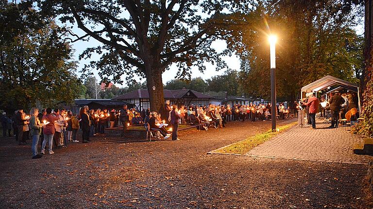 Im Park hinter dem Schloß Glücksburg der Stadt Römhild trafen sich Bürger aus der Partnerstadt Bad Königshofen und Römhild. Gemeinsam erinnerte man mit Kerzen in den Händen an 30 Jahre Wiedervereinigung. Die musikalische Gestaltung hatte die Prominentenband Bad Königshofen übernommen.