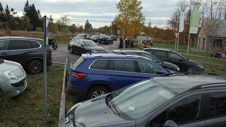 Der Parkplatz am Schwarzen Moor in der Langen Rhön ist immer gut gefüllt, an den Oktober-Sonntagen meist überfüllt.