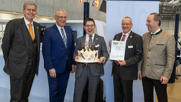 125-jähriges Firmenjubiläum mit (von links): Peter Ottmann (CEO Nürnberg Messe Group), Joachim Herrmann (Bayerischer Staatsminister des Innern, für Sport und Integration), Felix Weihrauch und Hans-Hermann Weihrauch (Geschäftsführer der Firma Weihrauch &amp; Weihrauch Sport) sowie Hubert Aiwanger (Bayerischer Staatsminister für Wirtschaft, Landesentwicklung und Energie).