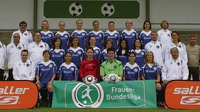 Mit diesem Kader starten die Fußball-Frauen des ETSV Würzburg in ihre erste Zweitliga-Saison: (hinten von links) Abteilungsleiter Hans Bruder, Romina Kuffner, Cecilia Gaspar, Sandra Abersfelder, Jeanette Seitz, Jovana Markovic, Christiane Bauer, Annalisa Rützel, Co-Trainer Benjamin Götz sowie (in der Mitte von links) Sportleiter Hans-Peter Breunig, Torwarttrainer Frank Tübbing, Mannschaftsbetreuer Michael Laubmeier, Constanze Böck, Anika Höß, Melanie Diener, Martina Honecker, Melin Niedermayer, Julia Manger, Co-Trainer Dominik Schirling, Athletiktrainerin Ulrike Borchardt, Physiotherapeut Hans Staschek, Mannschaftsarzt Dr. Sascha Göbel und (vorne von links) Leiter Finanzen Christian Schenk, Daniela Hofmann, Marianne Keck, Andrea Dänzer, Steffi Kübler, Anna-Lena Issing, Carina Breunig und Cheftrainer Gernot Haubenthal. Auf dem Bild fehlen Daniela Held und Johanna Konrad. Mit diesem Kader starten die Fußball-Frauen des ETSV Würzburg in ihre erste Zweitliga-Saison: (hinten von links) Abteilungsleiter Hans Bruder, Romina Kuffner, Cecilia Gaspar, Sandra Abersfelder, Jeanette Seitz, Jovana Markovic, Christiane Bauer, Annalisa Rützel, Co-Trainer Benjamin Götz sowie (in der Mitte von links) Sportleiter Hans-Peter Breunig, Torwarttrainer Frank Tübbing, Mannschaftsbetreuer Michael Laubmeier, Constanze Böck, Anika Höß, Melanie Diener, Martina Honecker, Melin Niedermayer, Julia Manger, Co-Trainer Dominik Schirling, Athletiktrainerin Ulrike Borchardt, Physiotherapeut Hans Staschek, Mannschaftsarzt Dr. Sascha Göbel und (vorne von links) Leiter Finanzen Christian Schenk, Daniela Hofmann, Marianne Keck, Andrea Dänzer, Steffi Kübler, Anna-Lena Issing, Carina Breunig und Cheftrainer Gernot Haubenthal. Auf dem Bild fehlen Daniela Held und Johanna Konrad.