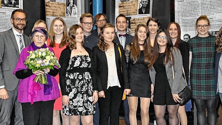 Im Rahmen des P-Seminars &bdquo;Vergissmeinnicht&ldquo; am FRG Ebern wurde eine Ausstellung über das Schicksal jüdischer Kinder erarbeitet. Unser Bild zeigt die Teilnehmer bei der Präsentation zusammen mit Daniel Heß (Leiter des P-Seminars, links), seinem Bruder Oliver (Grafiker, hinten Mitte) und Fachfrau Cordula Kappner (mit Blumen).