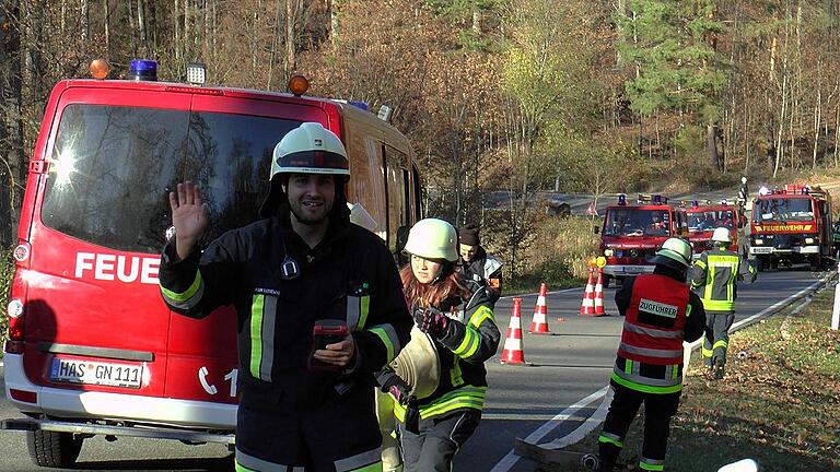 140 Höhenmeter mussten am Berg zwischen Eyrichshof und Kurzewind mit der Schlauchleitung überbrückt werden. Kreisbrandmeister Jonas Ludewig (vorne) unterstützte mit seiner Ortskenntnis die Feuerwehren aus dem fremden Inspektionsbezirk.